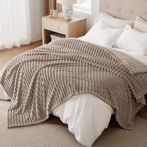 Bedsure Fleece King Size Blanket - Fluffy Throw, Mocha Brown, 230x270 cm | Striped Soft Cute and Cosy, Lightweight Warmth, Perfect for Room Decor, Travel, Camping, Gifts for Women and Girls