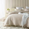 ROOM99 Molly Elegante Tagesdecke in Creme 240 x 260 cm Vielseitige Wohndecke als Bettüberwurf oder Sofaüberwurf Überwurfdecke für Bett und Sofa Steppdecke Stil Ideal als Bedspread