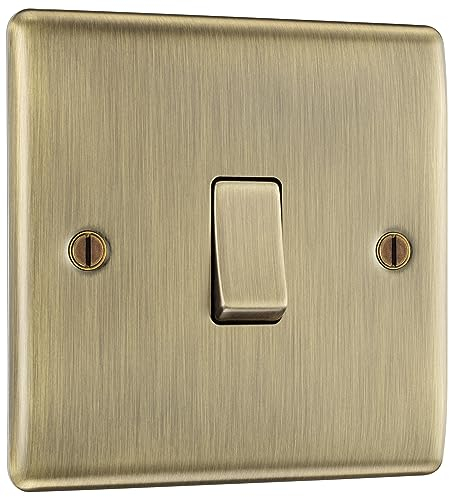 BG Electrical NAB13 Einzelner Zwischen-Wandlichtschalter, erhöhtes und schlankes Profil, runde Kanten, Nexus-Metall, antikes Messing, 20 A, 16 AX, NAB13