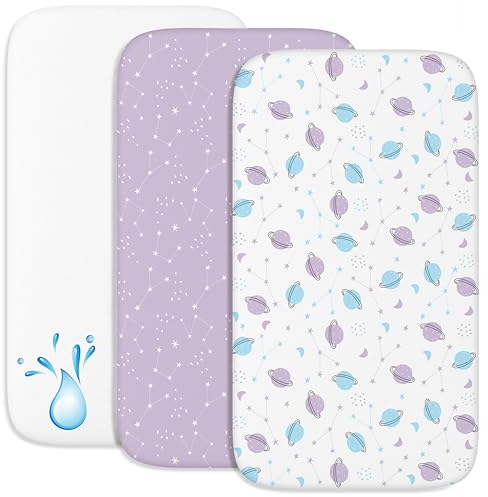 2X Spannbettlaken aus 100% Baumwolle mit Gummiband - 1X Matratzenschoner aus 100% wasserdichtem Material - 3er-Set - 50x83cm - Weltraum