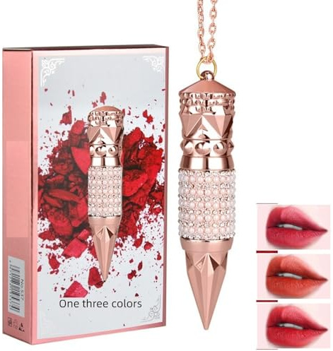 Luxuriöser dreifarbiger Lippenstift mit Perlen und Strasssteinen. Erhältlich in drei Farbtönen – intensives Rot, Koi und Chili. Lebendige Farbe, lang anhaltend und feuchtigkeitsspendend.