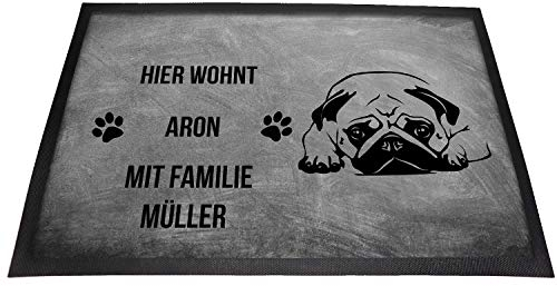 Tierisch-tolle Geschenke Mops liegend Fußmatte mit Namen für innen & außen | Hier wohnt (Name1) mit Familie (Name2) | rutschfest | Waschbar | Fussmatte personalisiert | (Grau)