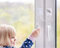 Kindersicherheit Fenster: [x2 Teile] + Bonus | EU-Norm | Ohne Bohren | Fensterstopper, Fenstersicherung, Kindersicherung für Fenster, Schranksicherung, Schubladensicherung, Fensterschloss