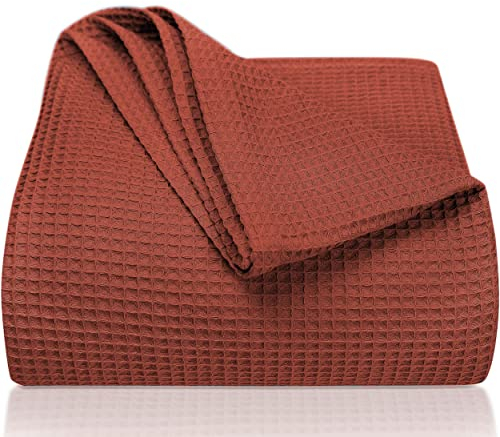 LAYNENBURG Premium Tagesdecke 220 x 240 cm XXL - Waffelpique 100% Baumwolle - leichte Wohndecke Waffeloptik - Baumwolldecke Bett-Überwurf, Couch-Überwurf - Sofa-Decke (Mahagoni - Rot)