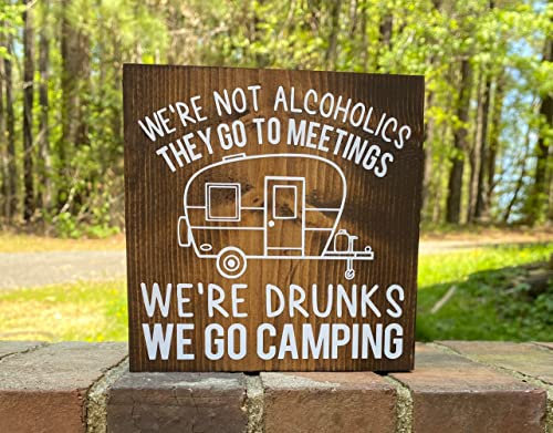 Intereswoodg Panneau en bois avec inscription « We're not alcoholics they go to meewoodgs we're drunks they go camping » – Panneau de camping amusant – Remorque de voyage | Décoration de camping en