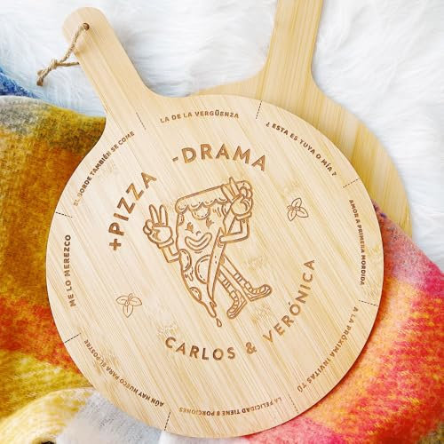 MONAMI - Tabla de madera de bambú para pizza personalizada grabada. Varios modelos a elegir con frase y nombres personalizable. Regalo ideal y original