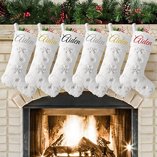 DecroXmas Personalisierte Weihnachtsstrümpfe mit Namen, Weihnachtsstrümpfe Custom Name 5 Pack White Plüsch Silber Pailletten Schneeflocke Stickstrümpfe Bulk Candy Bag für Kamin