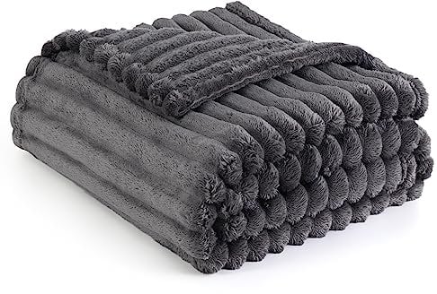 BEDSURE Kuscheldecke Flauschig - Wolldecke & Fleecedecke, Sofadecke, Weiche Warme Grobe Korddecke für Zimmer Deko, Wohn- & Kuscheldecken, Tagesdecke, Dunkelgrau, 150 x 200 cm