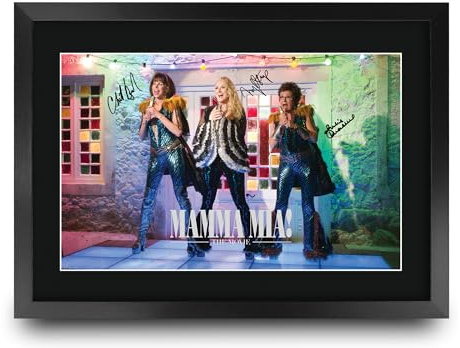 HWC Trading Mamma Mia! 1 Scene 1 Geschenke Geducktes Signiertes Autogramm Foto für Fans von Film Memorabilien - A3 Gerahmt