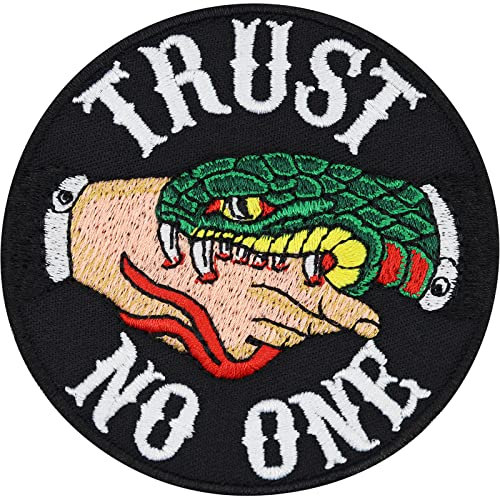 Trust no one Patch embroidery Schlange Aufnäher Stickerei | falsche Schlange beißt die Hand Aufbügler Applikation zum annähen/aufbügeln für Kleidung | Vertraue niemanden | 80x80mm