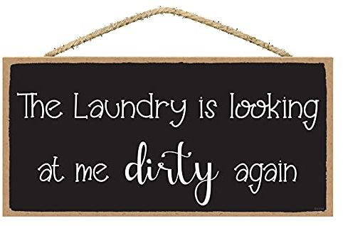 SARAH JOY'S The Laundry is Looking at Me Dirty Again – Lustiges Wäscheraumschild – Lustige Wäscheraumdekoration – Lustiges Wäscheschild – Wandschild zum Aufhängen