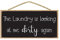 SARAH JOY'S The Laundry is Looking at Me Dirty Again – Lustiges Wäscheraumschild – Lustige Wäscheraumdekoration – Lustiges Wäscheschild – Wandschild zum Aufhängen
