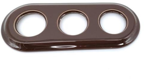 Dreifach brauner Einbaurahmen, ideal für drei Schalter. Sein elegantes und funktionales Design fügt sich in jedes Dekor ein und verschmilzt Ästhetik und Funktionalität in einem einzigen Zubehör.