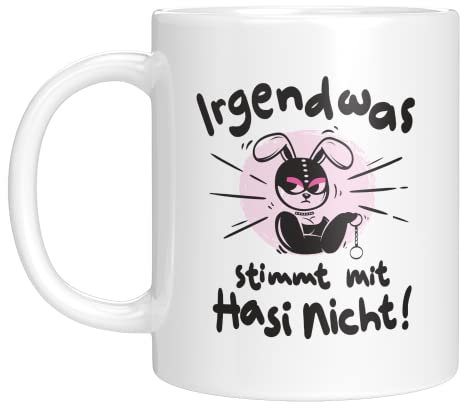 TassenTicker - Irgendwas stimmt mit Hasi nicht - Tasse - lustiges Geschenk - Kaffeebecher - Büro - Arbeit - SadoMaso - Ostern - SM - Paare - Witzig (Weiss)