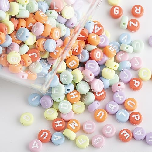 Baiinjiene 1000+ Buchstabenperlen 7mm A-Z, Bunte Perlen zum Auffädeln(A) | 1000+ runde 7mm Buchstabenperlen A-Z in Pastellfarben mit weißen Buchstaben zum Auffädeln für Armbänder und DIY Schmuck.