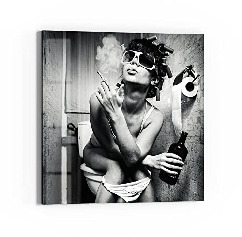 DEQORI Glasbild Echtglas | Motiv Frau raucht auf dem Klo | quadratisch einteilig 50x50 cm | schöne Dekoration | Wandbild für Wohnzimmer, Schlafzimmer, Flur & Küche | moderne Wanddeko
