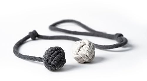 LucyBalu® Wurfspielzeug für Katzen | Katzenbälle als natürliches interaktives Katzenspielzeug | Katzenball werfen | Spielbälle für Katzen aus Baumwolle | Katzen Spielsachen | 2er Set Weiß/Anthrazit