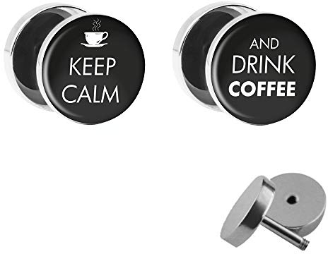 Treuheld® | Set - Keep Calm and Drink Coffee - witzige Ohrstecker zum Schrauben mit Spruch (Fake-Plugs) - Ø 10mm - 2 farbig: Schwarz & Weiß - Silber - LUSTIGE Ohrringe Chirurgenstahl Damen + Herren