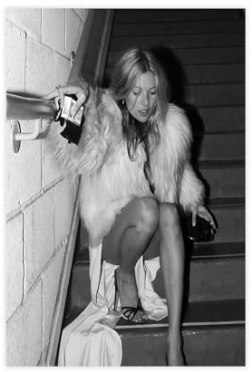 NEDOES Poster auf Leinwand, Motiv Kate Moss Fallende Treppe, Wandkunst, Dekordruck, Bild Gemälde für Wohnzimmer, Schlafzimmer, Dekoration, ungerahmt, 30 x 45 cm
