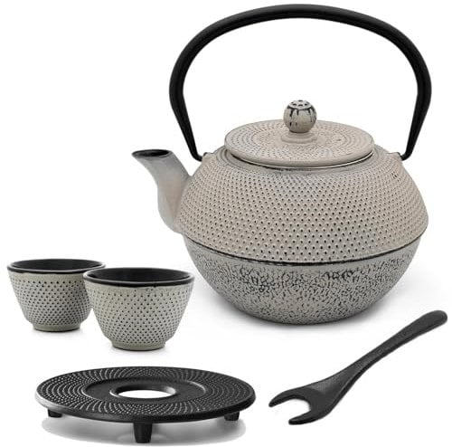 Asia Teekanne Gusseisen Set 1.1 Liter - grauer Teekessel & Edelstahl-Filter-Einsatz für losen Tee & Teebecher (2 Tassen) & Deckelheber & Untersetzer