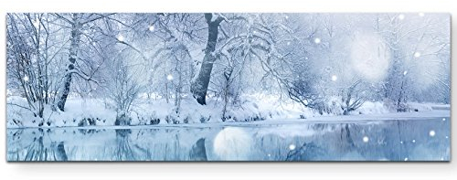 Paul Sinus Art Fotografie – Winterlandschaft mit Fluss und Schneefall - Panoramabild auf Leinwand in 150x50cm