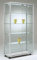 MHN Glasvitrine mit Rollen T 42,5 x B 99 x H 184,5 cm - breite Glas Standvitrine abschließbar - Ausstellungs-Vitrine - LED-Beleuchtung