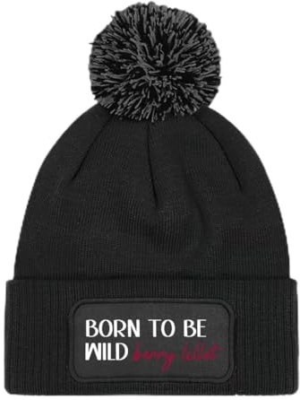 Born to be wild Berry lillet – Beanie mit Bommel | Strickmütze | Wollmütze | Beanie mit Druck | lustige Sprüche | Apres-Ski | Winter | Schwarz