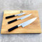 Ensemble de couteaux de chef ultra tranchants Kai Wasabi Black | Couteau de chef 20 cm | Couteau de bureau 10 cm | Couteau tout usage 15 cm | + grande planche en chêne massif, 40x25 cm
