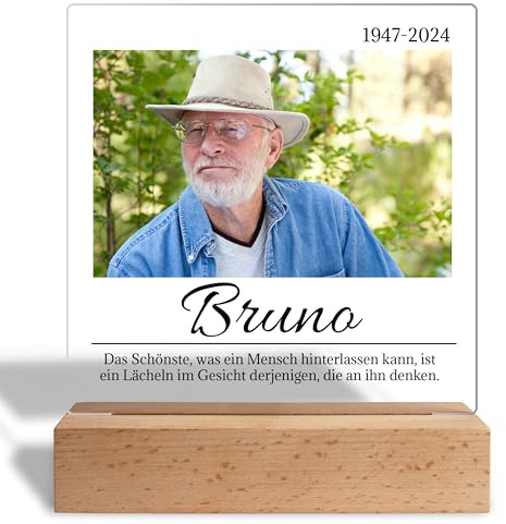 Trauergeschenk personalisiert mit Foto & Daten „Das Schönste, was ein Mensch hinterlassen kann“ – Fotogeschenk für Trauernde, Andenken - Acrylglas inkl. Holzaufsteller mit LED-Sockel - 15x18 cm