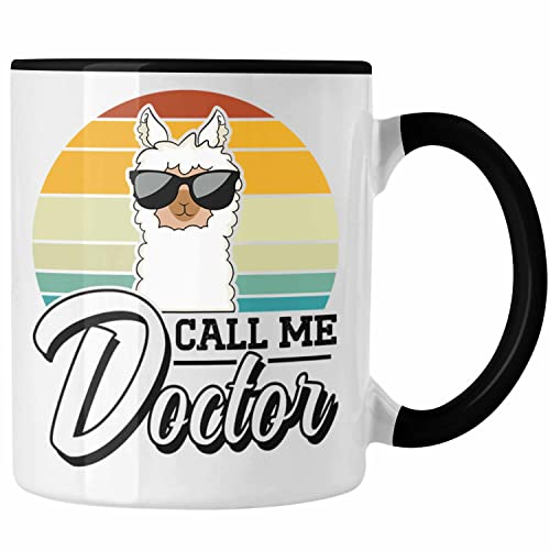 Trendation - Call Me Doctor Tasse Geschenk für Doktor Bestanden (Schwarz)