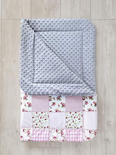 LOOLAY® Zweiseitige warm Babydecke Solo/oder mit Bärchen Kissen Decke 80 x 100 cm 100% Baumwolle/Minky Kinderwagendecke Krabbeldecke Kuscheldecke (Patchwork rosa/Minky grau)