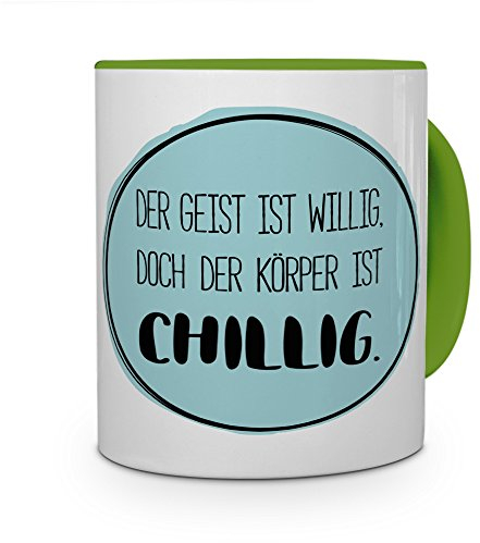 printplanet Tasse mit Spruch: Der Geist ist willig, doch der Körper ist chillig. - Kaffeebecher, Mug, Becher, Kaffeetasse - Farbe Grün