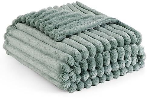 Bedsure Fleece King Size Blanket - Fluffy Bed Throw, Sage Green, 230x270 cm | Striped Soft Cute and Cosy, Lightweight Warmth, Perfect for Room Decor, Travel, Camping, Gifts for Women and Girls