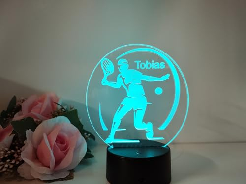 Optechvisual Personalisierte Tennis LED Tischlampe – Geschenkidee für Tennisfans – Nachtlicht & Deko fürs Wohnzimmer, Schlafzimmer & Kinderzimmer