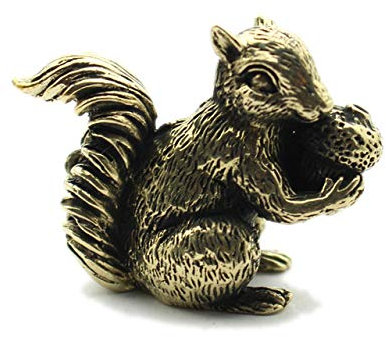 Chinesische Messing-geschnitzte Tierfigur mit niedlichen Eichhörnchen fressen Tannenzapfen exquisite kleine Statuen Skulptur