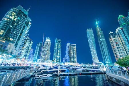 Leinwand-Bild 60 x 40 cm: Nachtskyline von Dubai Marina. Gebäude und Fluss, Vereinigte Arabische Emirate. (135185959)