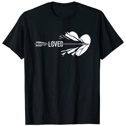Loved Arrow Piercing Herz Valentinstag T-Shirt