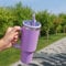 Besot Vaso con popote abatible de 40 onzas con asa, adecuado para portavasos de coche, a prueba de fugas, vaso de agua de viajero, material de acero inoxidable 304... (Morado Claro.)
