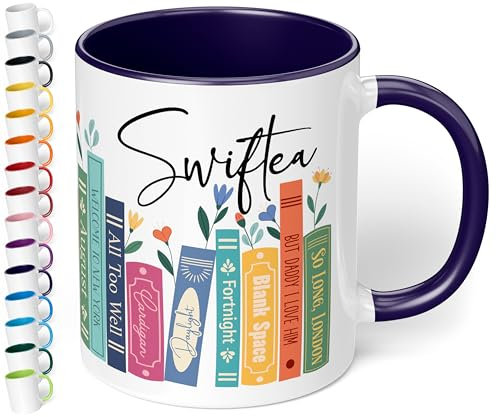 Geschenk für Musik-Fans: Kaffeetasse Bücherregal mit Best of Albums „Swiftea“ – Geschenkidee für Sänger- & Musikliebhaber - Keramik, ca. 330ml, Kobaltblau