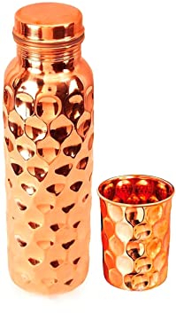 Zap Impex Botella de cobre para beber agua Beneficios para la salud ayurvédica Botella de agua con patrón de rombos (1 botella y 1 vaso)