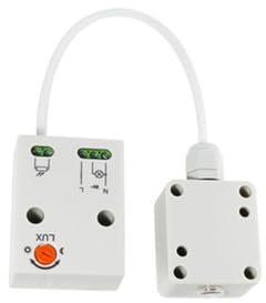 Interruptor fotoeléctrico IP65, resistente al agua, automático, ideal para control de iluminación exterior y ahorro energético.
