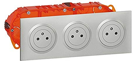 LEGRAND - Prise Triple Murale 16A avec Terre dooxie Surface + Plaque Carrée + Boîte d'Encastremment - Prise 2P + T Affleurante avec Fond Rétractable - Fabriqué En France - Alu