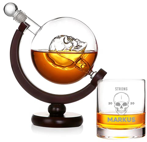 polar-effekt Whisky Skull Karaffe 850 ml Set mit Gravur - Motiv: Totenkopf - personalisiertes Whiskeyglas 320 ml, Tumbler - von Hand gefertigt - Holzfuß - Scotch, Bourbon, Rum - Geburtstagsgeschenk
