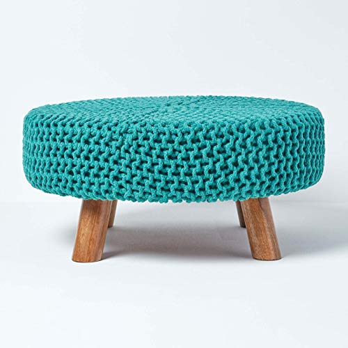 Homescapes niedriger runder Strick Sitzhocker mit Holzbeinen, blaugrüner Fußhocker 62 x 62 x 30 cm, Strickhocker mit grob gestricktem Bezug aus 100% Baumwolle, Petrol