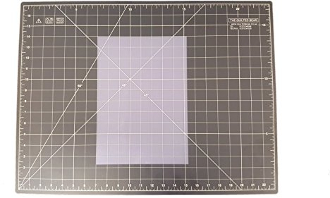 The Quilted Bear Tapis de coupe A2 - Tapis de couture et de quilting de qualité supérieure à cinq couches, autoguérissant, 18 x 24 (A2) avec marquage des angles à 60 et 45 degrés (Translucide)
