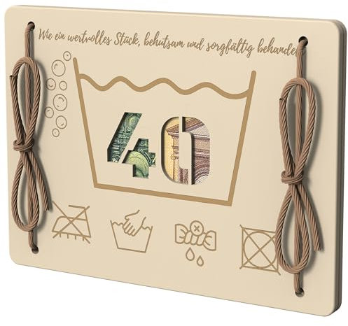 EQUIK PRODUCTS Holz-Geschenk zum 40. Geburtstag |Grußkarte aus Holz | Geldgeschenk, Holzgeldtasche | Holzkarte „40 Jahre im Zeichen der Pflege“ | Geschenk für Geburtstage (40 Jahre – Waschsymbol)