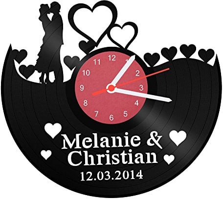 GRAVURZEILE Wanduhr aus Vinyl - ACH Du Liebe Zeit Upcycling Design - Personalisiert mit Name & Datum - Handmade Vintage-Uhr - Wanddekoration im Retro-Design - Made in Germany - Geschenk für Liebende