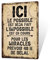Putuo Decor Plaque Métal Humour Bureau – Décoration Bureau Vintage en Aluminium, Panneau Décoratif Métallique 30x20 cm, Style Drôle pour Entreprise ou Maison (ICI)