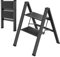 LIFERUN Escalera de aluminio con 2 peldaños, plegable, antideslizante, para el hogar, multifuncional, fácil de guardar hasta 150 kg, soporta hasta 150 kg, para cocina, hogar, exterior y oficina, negro