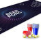 Beer Pong Set I 180 x 60 cm I Spielfeldmatte mit Electro Design I Inkl. 22 Partybechern und 6 Tischtennisbällen I Trinkspiel I Party-Spiele und Geburtstag I Wiederverwendbar und abwischbar I dv819